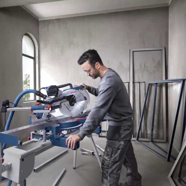 Bosch GCM 340-305 D kapovací a pokosová pila 305 mm 0601B60000