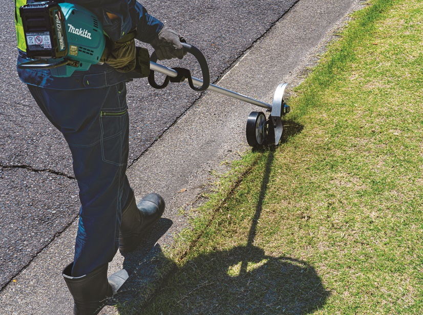 Makita UE001GZ aku zarovnávač trávníku Li-ion XGT 40V,bez aku