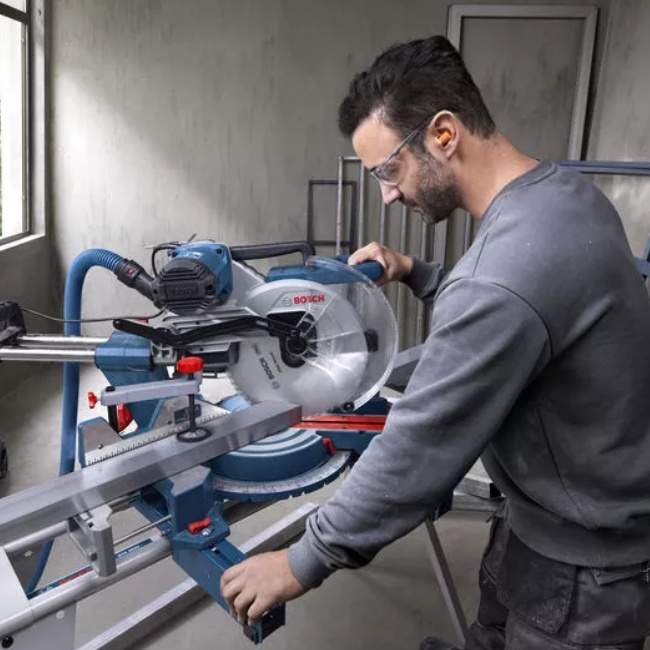 Bosch GCM 340-305 D kapovací a pokosová pila 305 mm 0601B60000