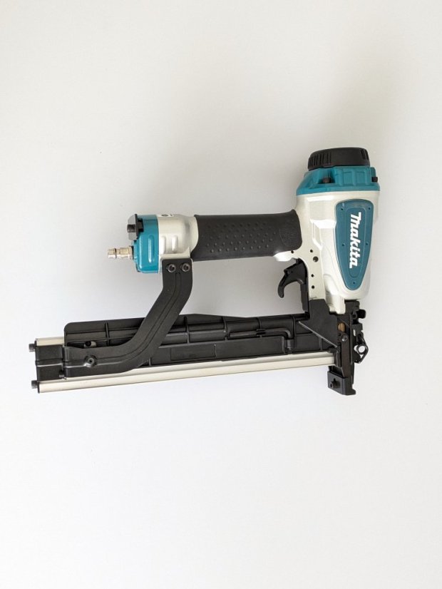 Makita AT2550A-V pneumatická sponkovačka 25mm VRÁCENO ZÁKAZNÍKEM, ROZBALENO