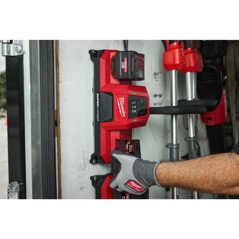 Milwaukee M18 MDBSC mobilní super nabíječka se dvěma sloty 4932498557