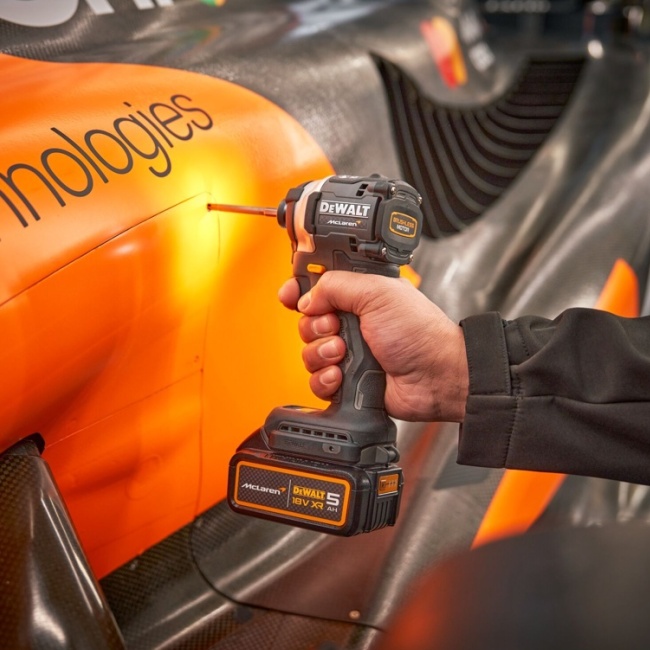 Dewalt DCF85MP2T aku rázový utahovák edice McLaren 1/4"  206 Nm 18V 2x5Ah