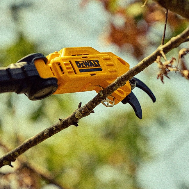 DeWALT DCMPP569N aku nůžky na větve s prodlouženou rukojetí 18V XR bez aku