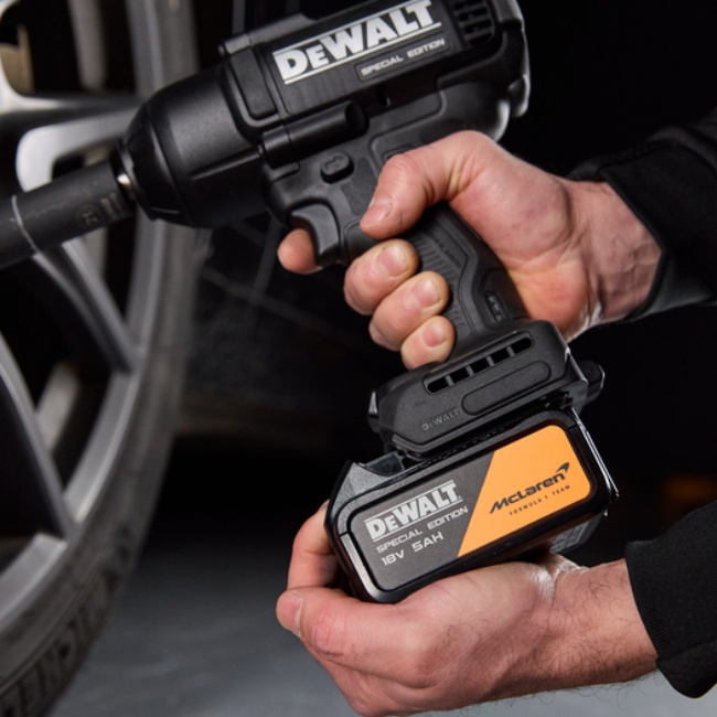 Dewalt DCF99MNT aku rázový utahovák edice McLaren 1/2" 18V bez aku