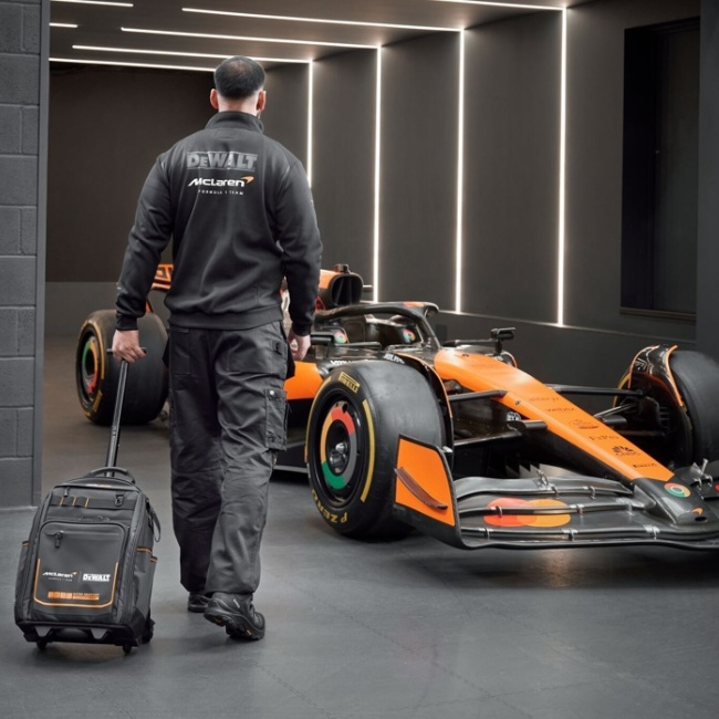 Dewalt DWST60101-9 batoh s kolečky a teleskopickou rukojetí limitovaná edice McLaren