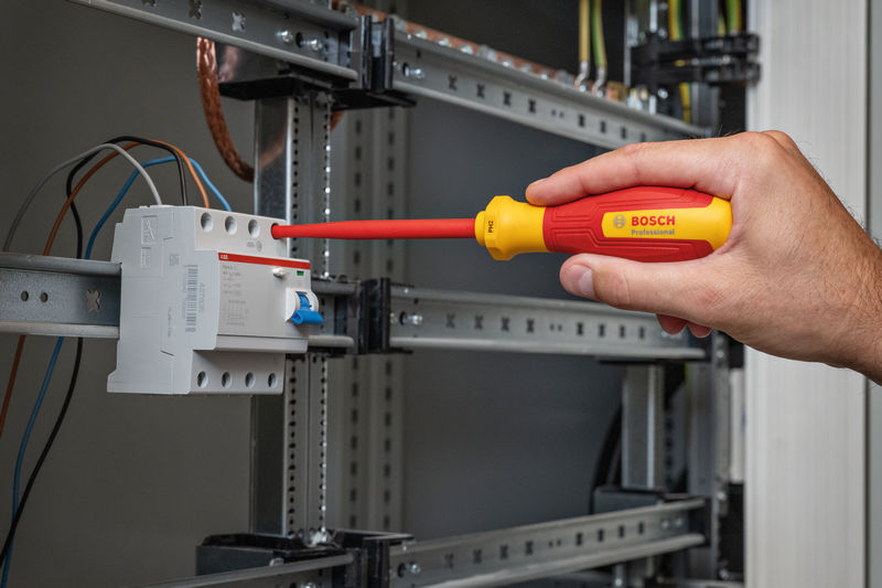 Bosch kombinovaná sada nářadí v kufříku pro elektrikáře 37 ks 1600A02NG4