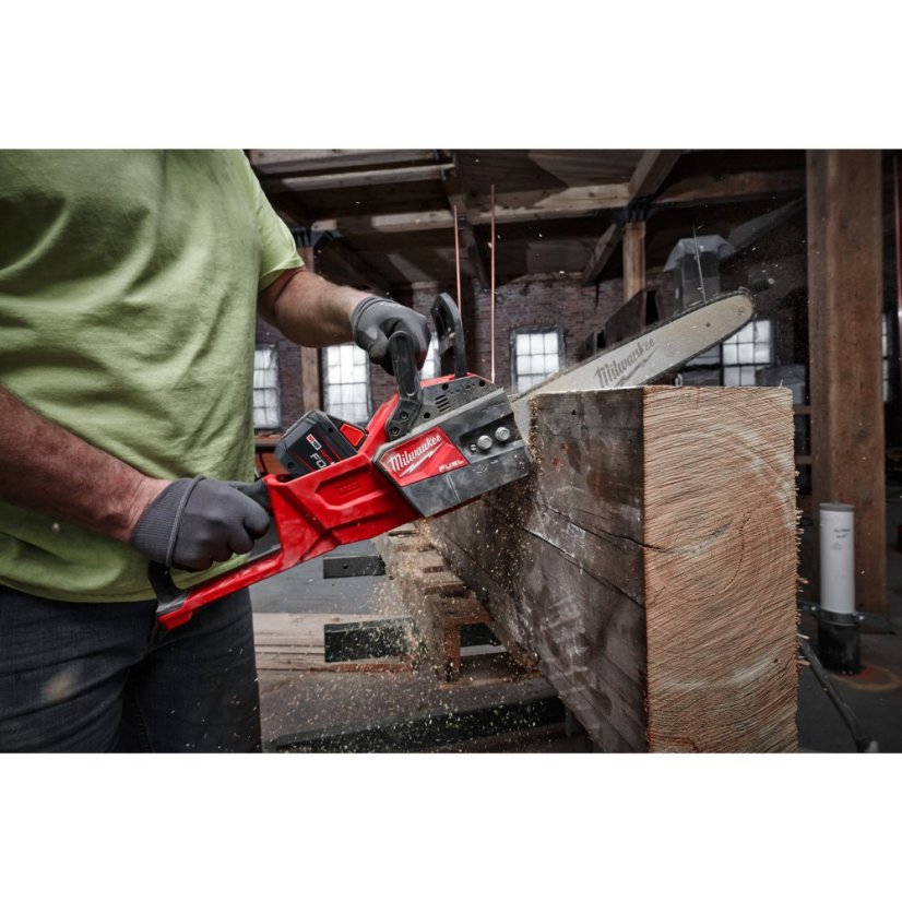 Milwaukee M18FCHS35-122 aku řetězová pila 35cm 2x12Ah 4933499223