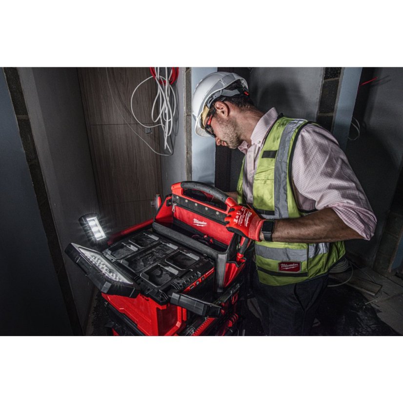 Milwaukee M18 POALC-0 Světlo a nabíječka Packout bez aku 4933478120
