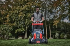 Milwaukee M18 FUEL™ sekačka s pojezdem 46 cm na dva akumulátory