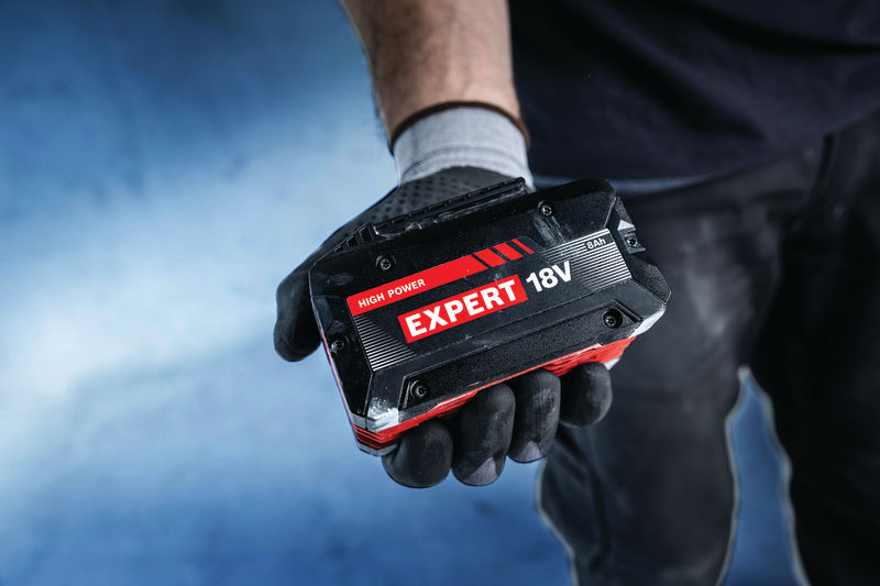 Akumulátor Bosch Expert 18V v rukavici.