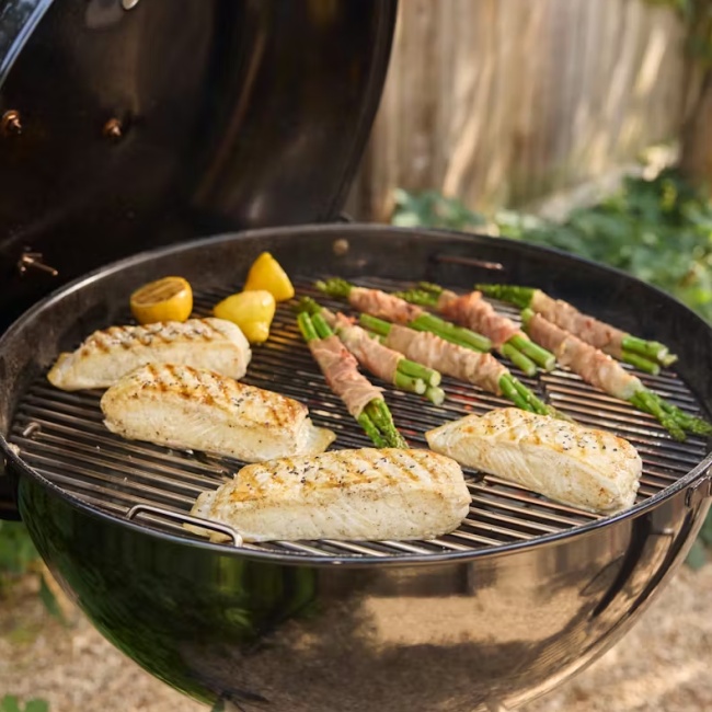 Weber 1502204 Master Touch GBS C-5755 57 cm Slate Blue gril na dřevěné uhlí