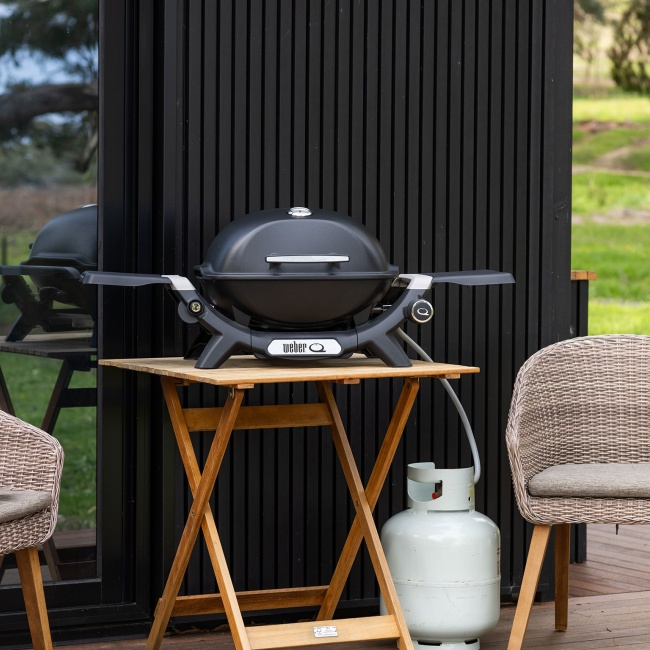 Weber 1501070 Q 1200N plynový gril s postranními stolky
