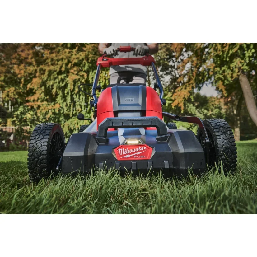 Milwaukee M18 FUEL™ sekačka s pojezdem 46 cm na dva akumulátory