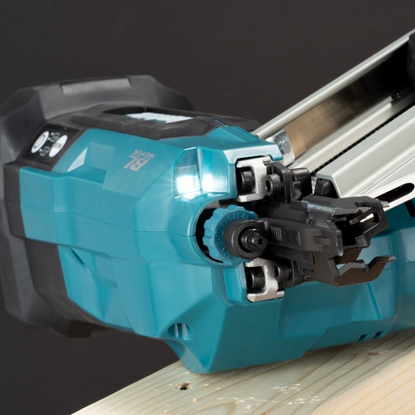 Makita BN001GZ aku hřebíkovačka 50-90 mm 30-34° Li-ion XGT 40V bez aku Z