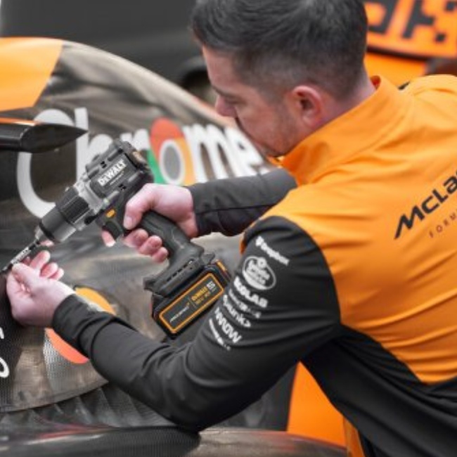Dewalt DCD85MP2T aku příklepová vrtačka edice McLaren 18V 2x5Ah