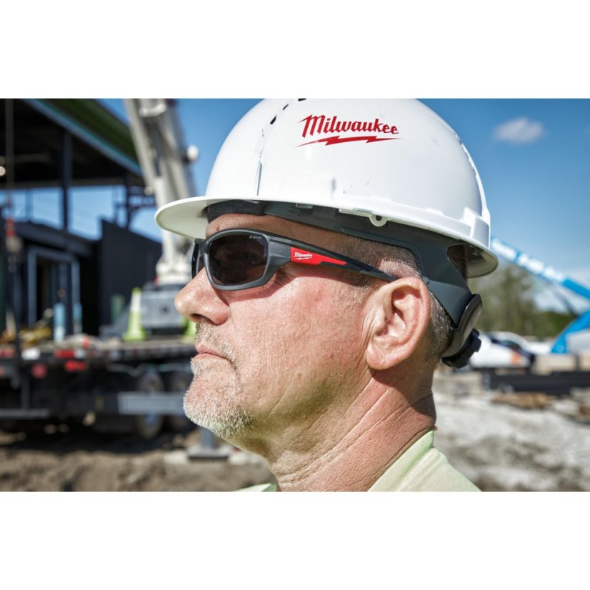Milwaukee Výkonostní ochranné brýle Tinted Safety Glasses 4932471884