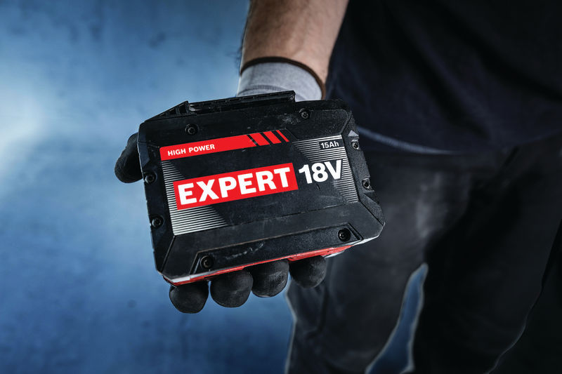 Akumulátor Bosch Expert 18V 15Ah v rukavici.