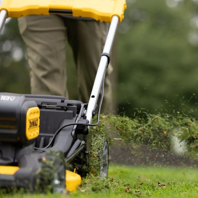 DeWALT DCMWSP156N aku sekačka s pojezdem 53cm 2x18V XR bez aku