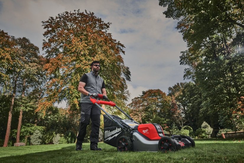 Milwaukee M18 FUEL™ sekačka s pojezdem 46 cm na dva akumulátory