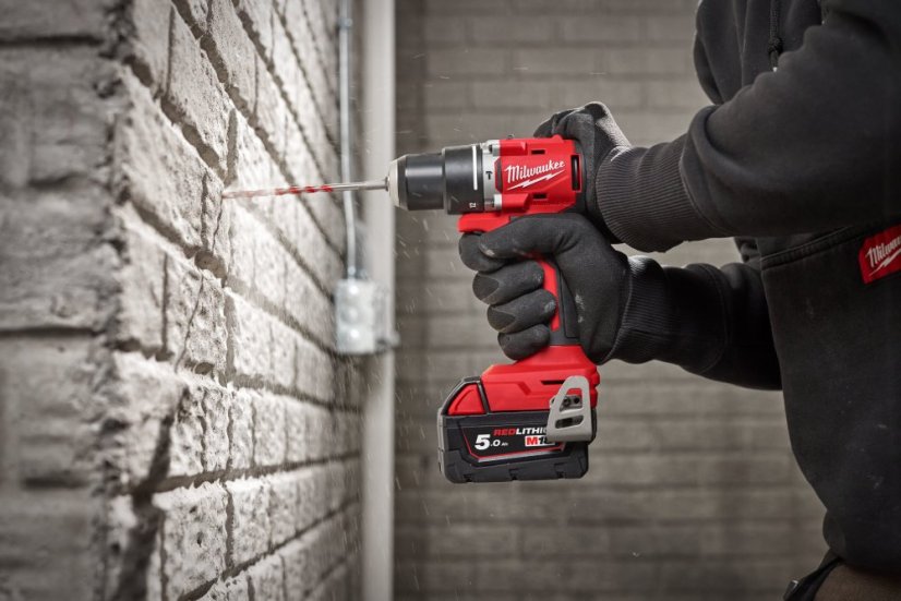 Milwaukee ELVINSET19 M18 BLPDRC aku příklepová vrtačka + 2x 5Ah M18B5