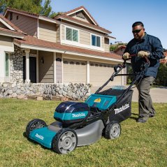 Makita aku sekačka s pojezdem 530mm Li-ion XGT 40V bez aku Z Makita aku sekačka s pojezdem 530mm Li-ion XGT 40V bez aku Z