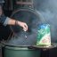 Big Green Egg dřevěné štěpky na uzení 2,9 l Hickory ořech 113986