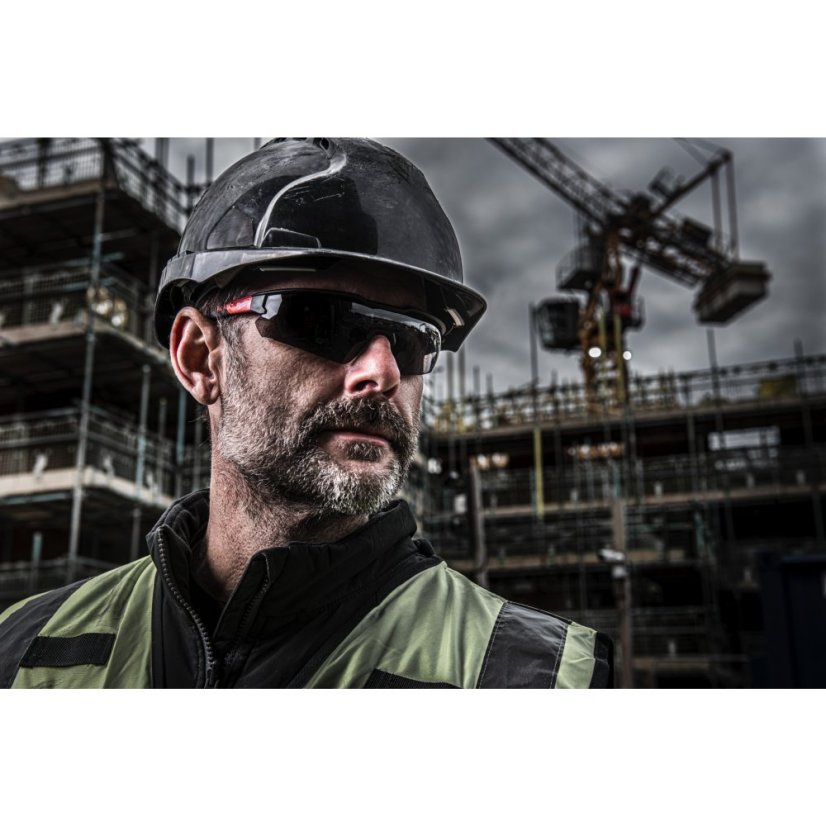 Milwaukee ochranné brýle tónované odolné proti poškrábání a zamlžování 4932478764