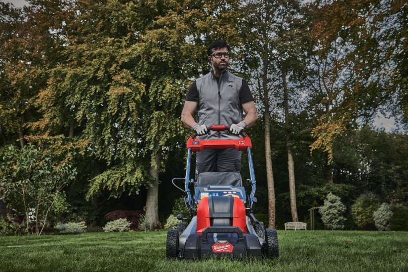 Milwaukee M18 FUEL™ sekačka s pojezdem 46 cm na dva akumulátory