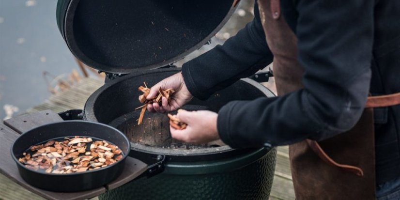 Big Green Egg dřevěné štěpky na uzení Hickory ořech 113986