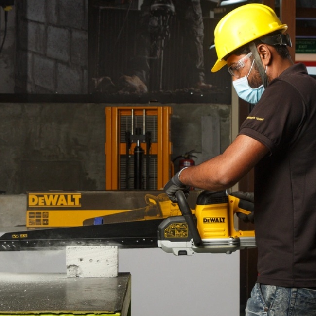 Dewalt DWE397-QS stavební pila Alligator 1700W