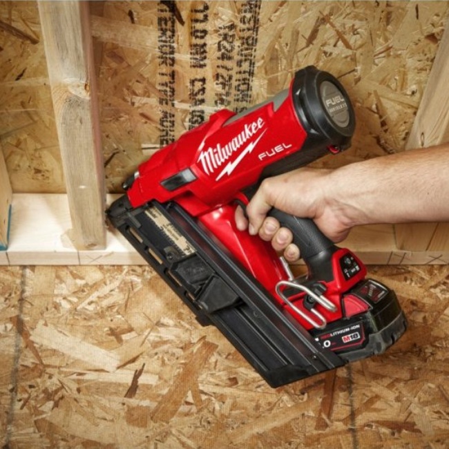 Milwaukee ELVINSET31 M18 FFN-502C aku hřebíkovačka 34° 50-90mm + hřebíky hladké 3,1x90mm D34 + ochranné brýle žluté 2x 5 Ah M18B5 4933471404