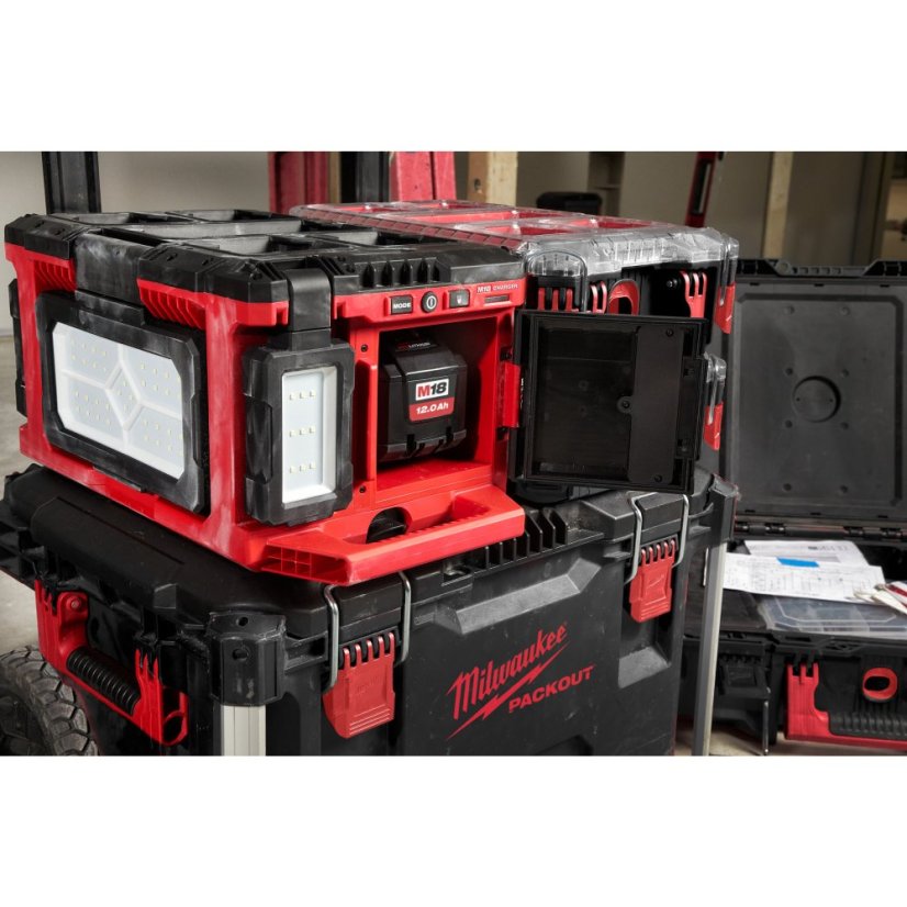 Milwaukee M18 POALC-0 Světlo a nabíječka Packout bez aku 4933478120