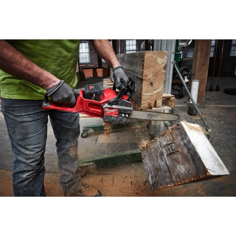 Milwaukee M18FCHS35-122 aku řetězová pila 35cm 2x12Ah 4933499223