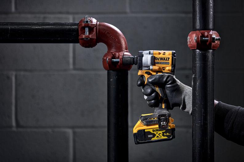 DeWalt DCF921NT-XJ 18V rázový utahovák 1/2" s pojistným kroužkem, bez aku a nabíječky, kroutící moment 406 Nm, kufr TSTAK