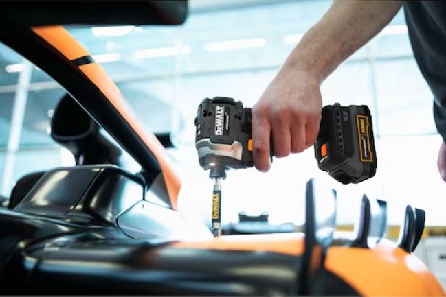 Dewalt DCF85ME2GT aku rázový utahovák McLaren 1/4"  206 Nm 18V 2x1,7Ah