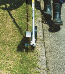 Makita UE001GZ aku zarovnávač trávníku Li-ion XGT 40V,bez aku