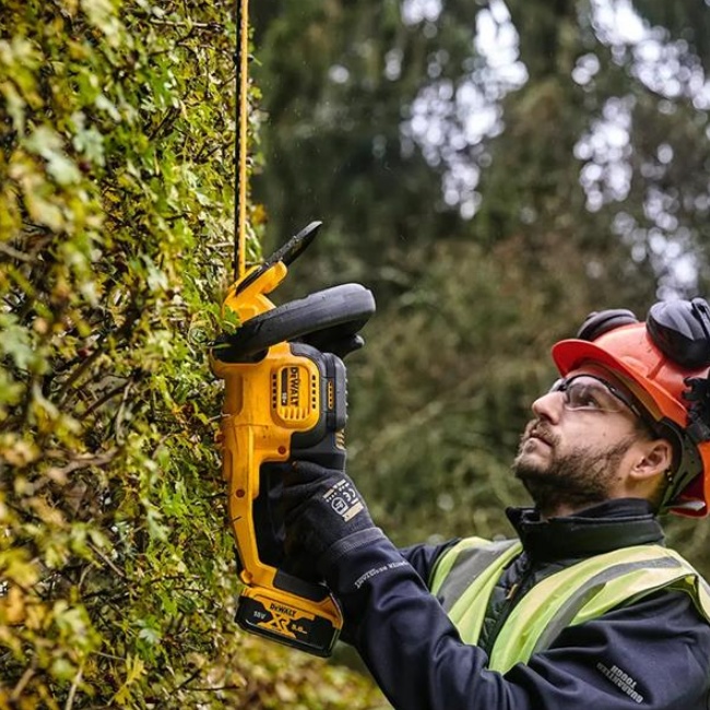 Dewalt DCMHT564N aku nůžky plotostřih 55 cm 18V bez aku