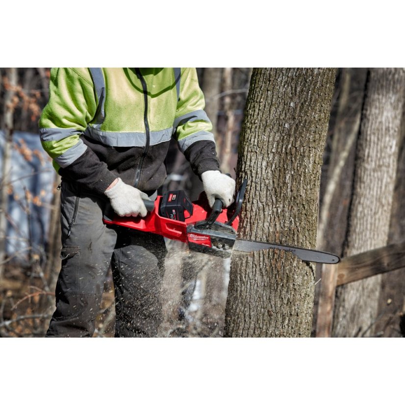 Milwaukee M18FCHS35-122 aku řetězová pila 35cm 2x12Ah 4933499223