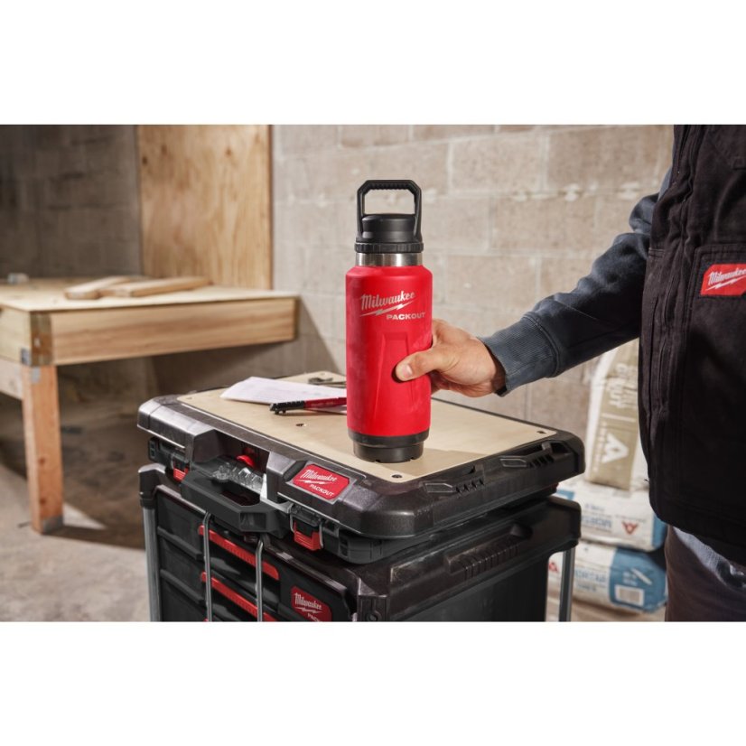 Milwaukee láhev s víčkem 1065 ml červená Packout™ 4932493467