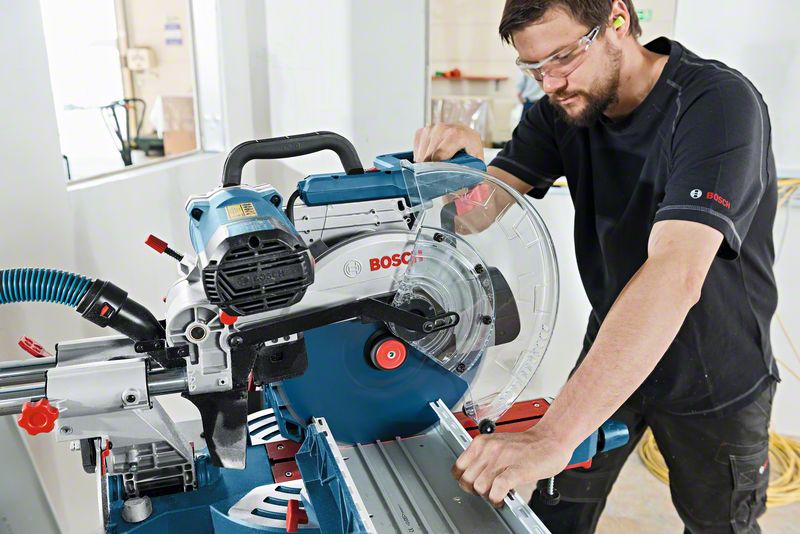 Bosch GCM 12 SDE kapovací a pokosová pila