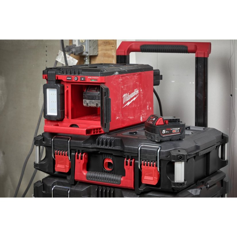 Milwaukee M18 POALC-0 Světlo a nabíječka Packout bez aku 4933478120