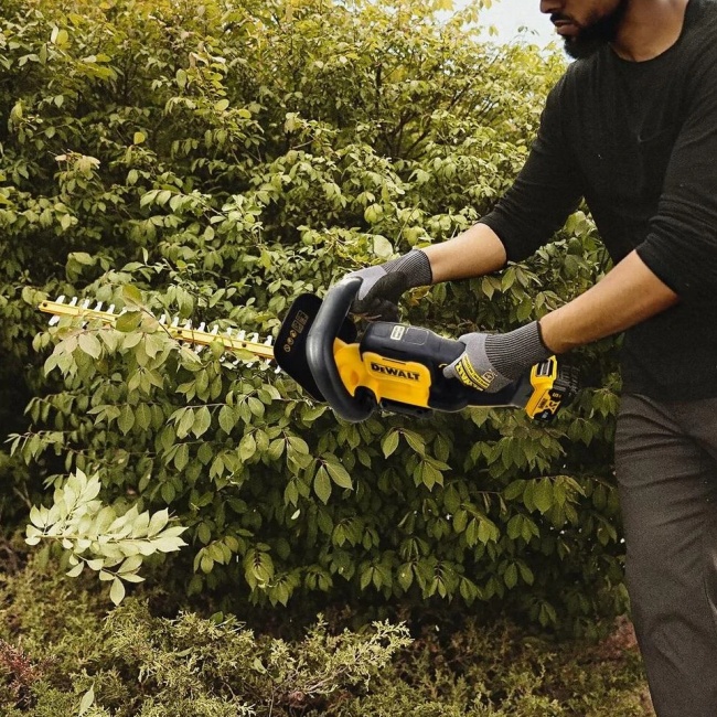 Dewalt DCMHT562N aku nůžky plotostřih 55 cm 18V bez aku