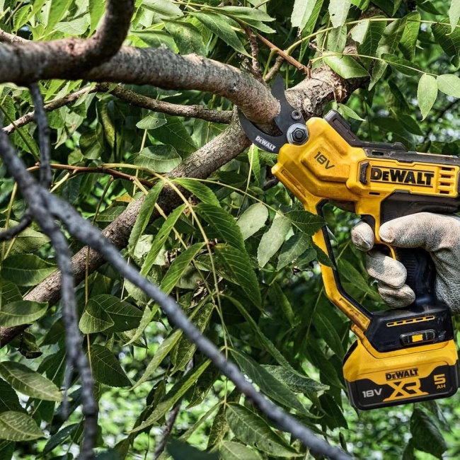 DeWalt DCMPP568N aku nůžky na větve 18V XR bez aku