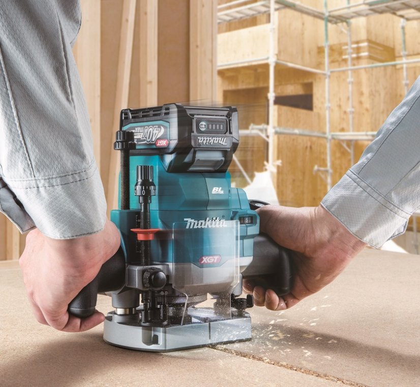 Makita RP001GZ aku vrchní frézka s regulací  Li-ion XGT 40V, bez aku