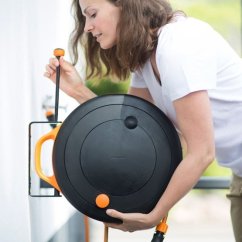 Fiskars 1026376 sada buben s hadicí S + držák na zeď, dosah 15 metrů