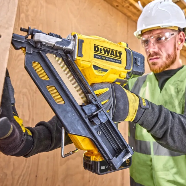 Dewalt DCN950N aku tesařská hřebíkovačka 18 V 50-90 mm bez aku